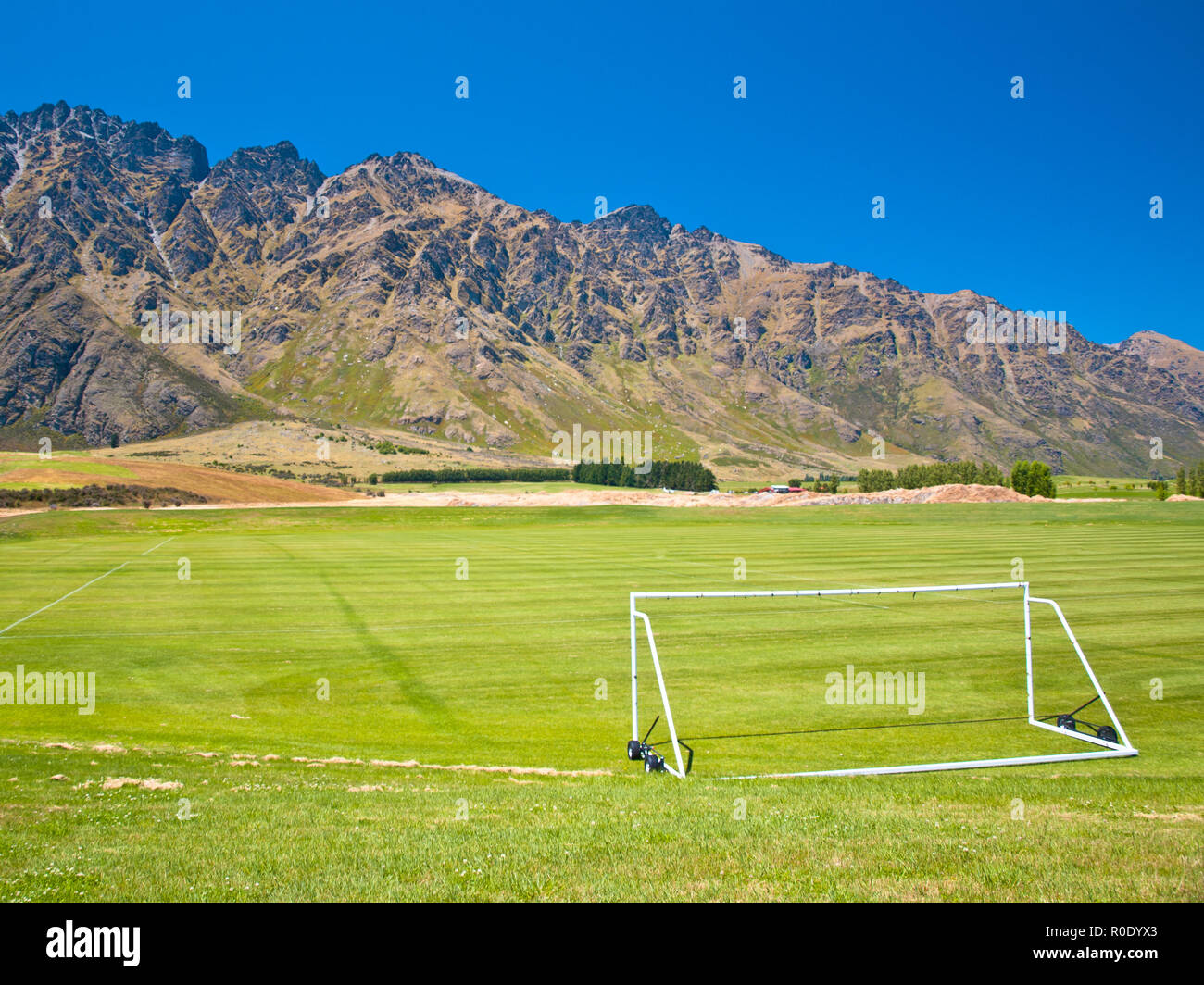 Gli sport di terra in montagna impostazione con un gol in primo piano Foto Stock