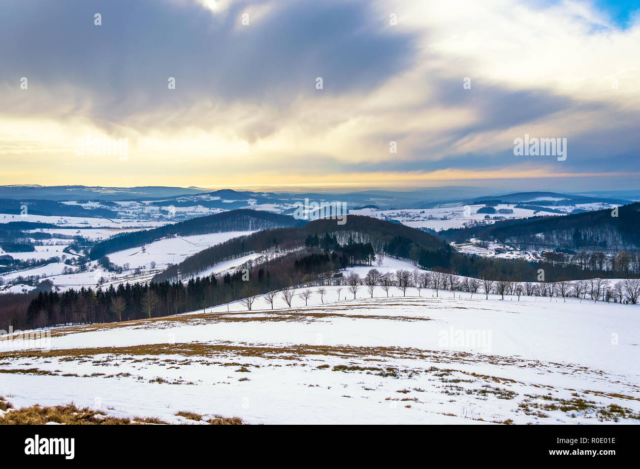 Inverno maestoso paesaggio innevato con drammatica sky in montagne Rhön, Hesse, Germania Foto Stock