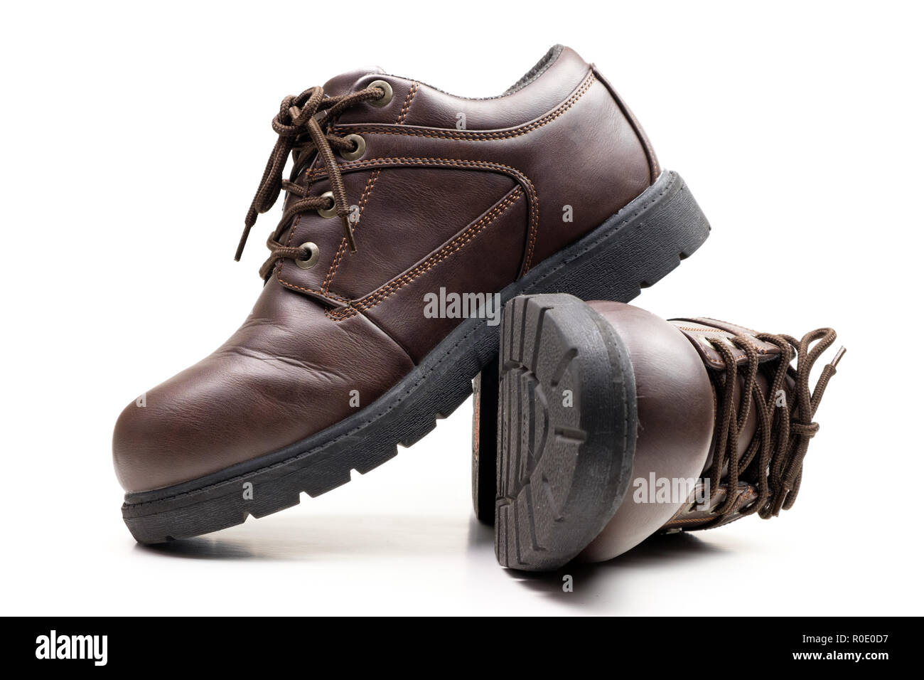 In pelle marrone scarpe uomo isolato Foto Stock