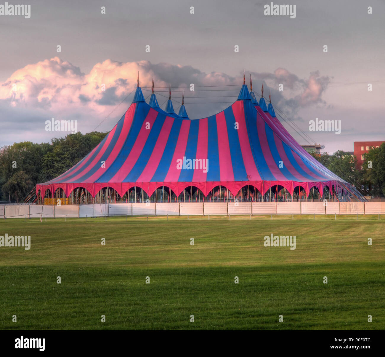 Tenda festival sull'erba nel parco Foto Stock