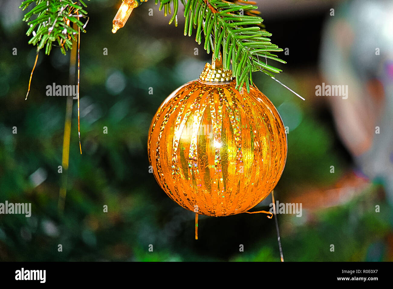 Una palla di Natale ornamento appeso a un albero Foto Stock