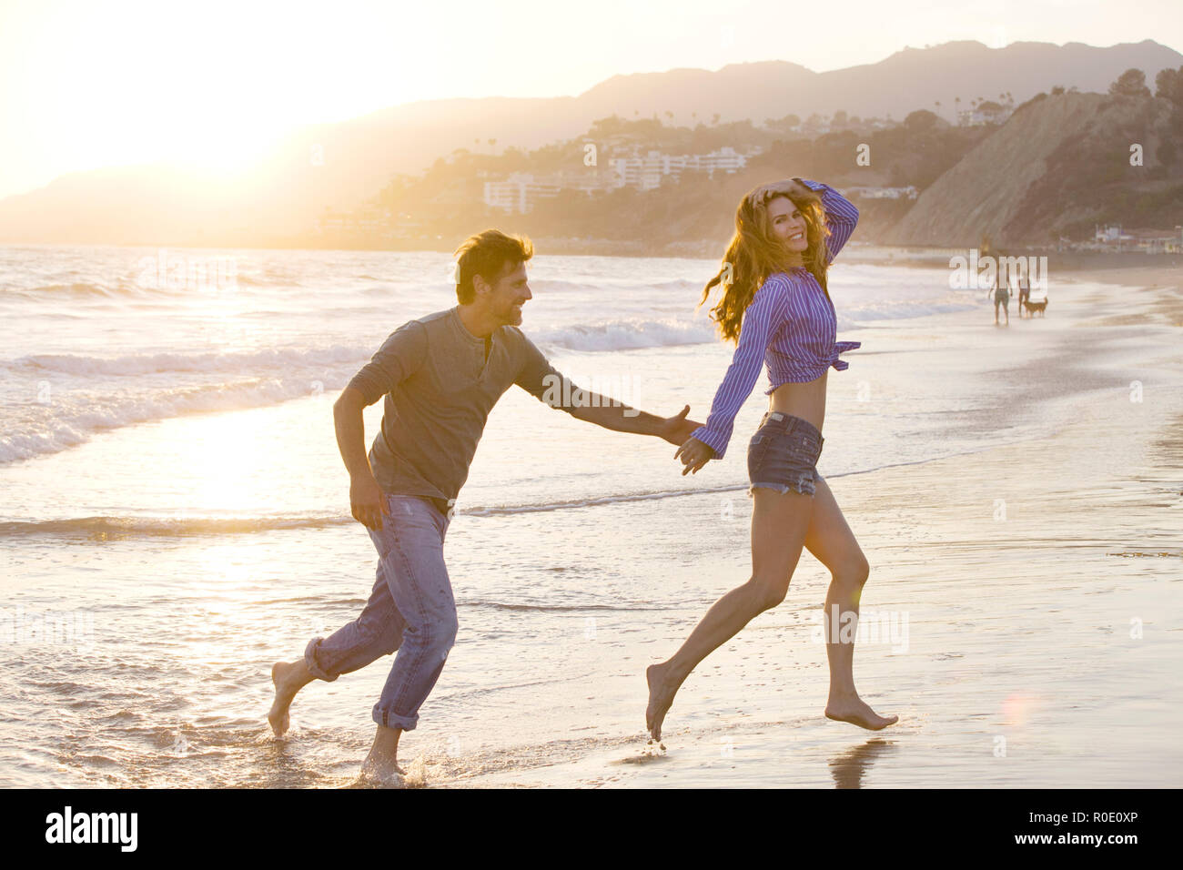 Carefree Mid-Adult giovane a Beach Foto Stock