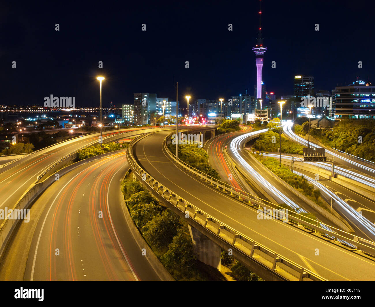Il traffico notturno in una grande città in Nuova Zelanda Foto Stock