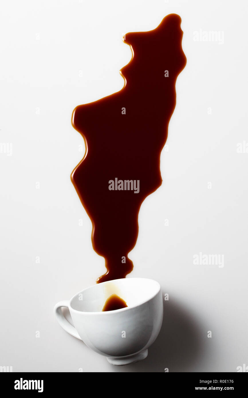 Angolo di Alta Vista del caffè versato su sfondo bianco Foto Stock