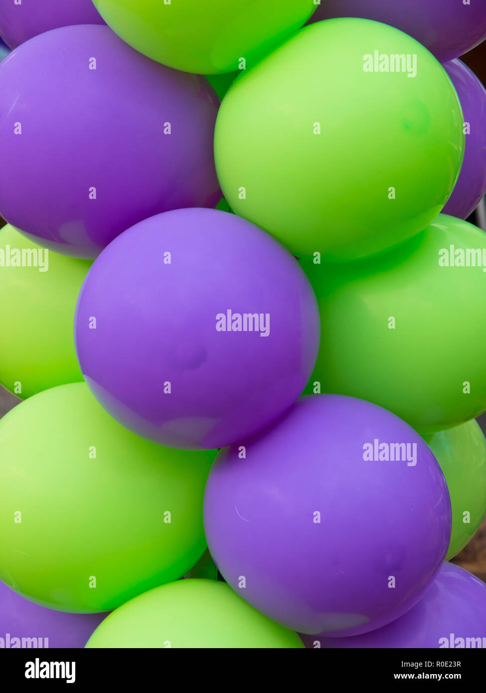 Groene en ballonnen paarse bij een feestelijke apertura Foto Stock