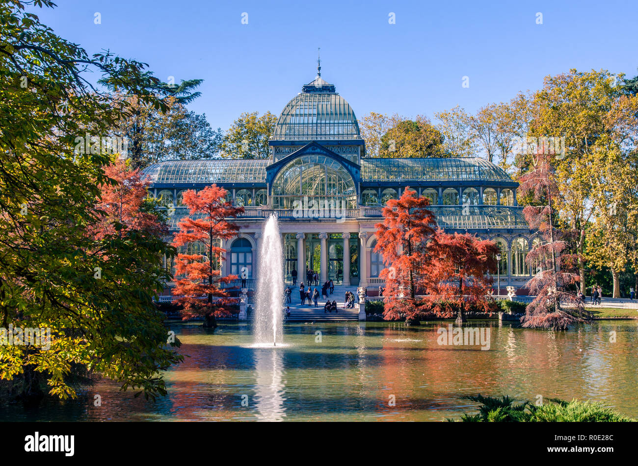 Il palazzo di cristallo (Palacio de Cristal) lato posteriore con fontana nel Parco del Retiro Foto Stock