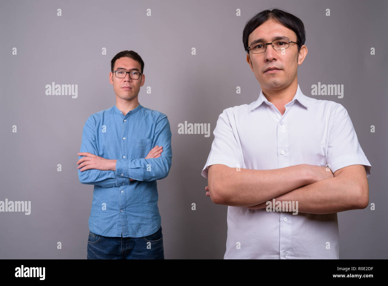 Due giovani imprenditori asiatici indossando occhiali insieme contro Foto Stock