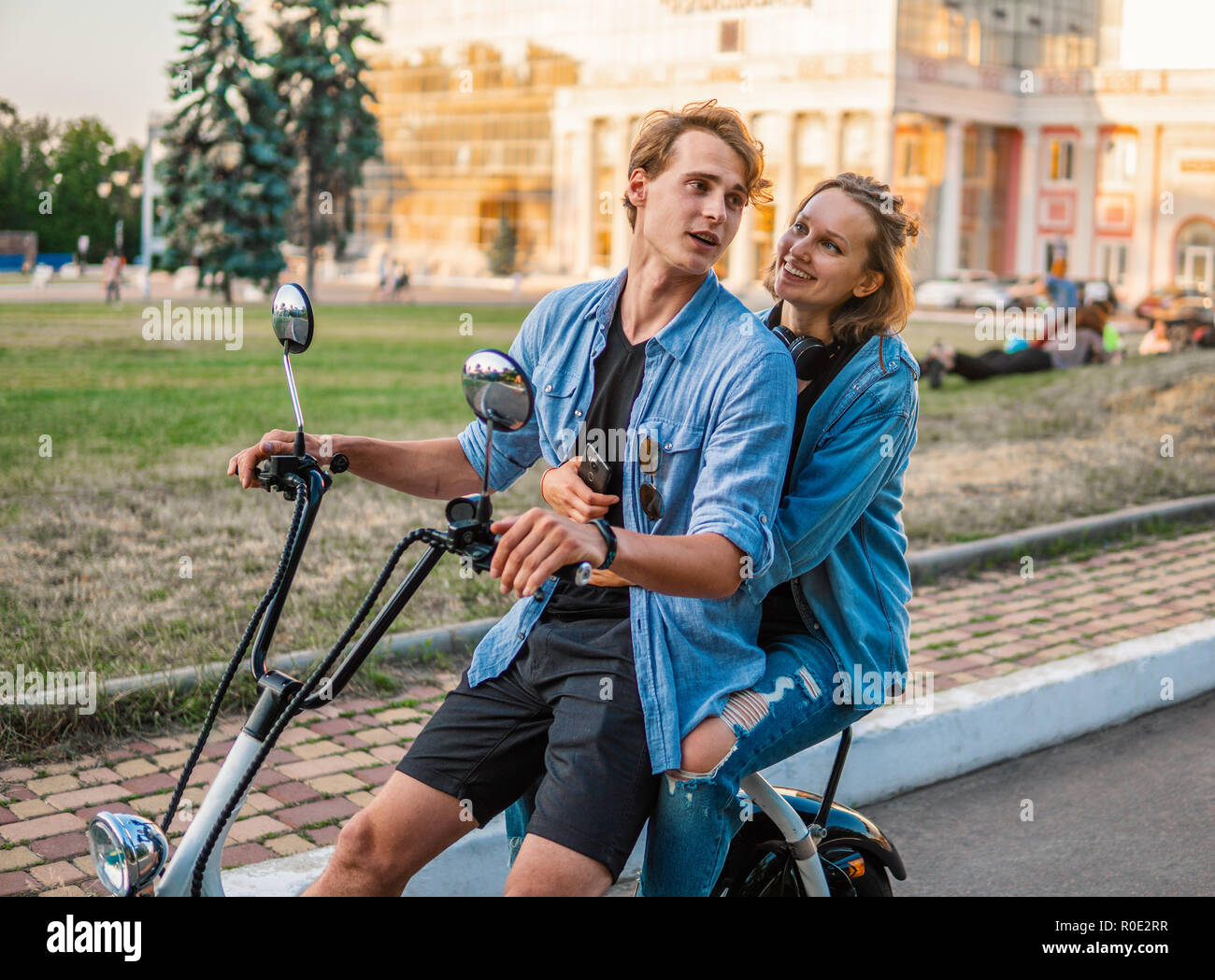 Bella coppia Giovane la guida elettrica bici in estate Foto Stock