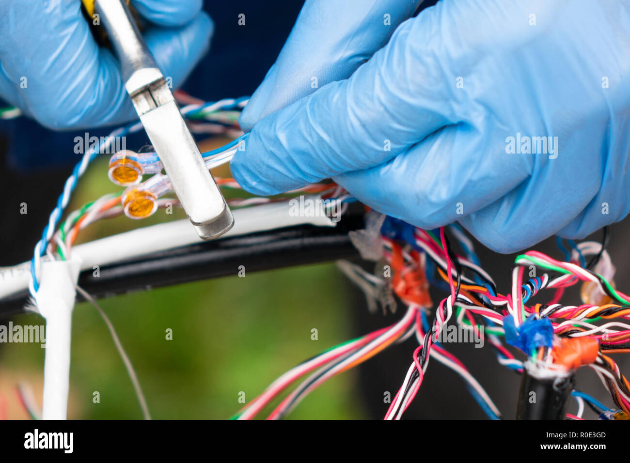 Fibra ottica, i tecnici sono installare mobile su un cavo a fibra ottica. La sfocatura delle immagini con retro illuminazione. Foto Stock