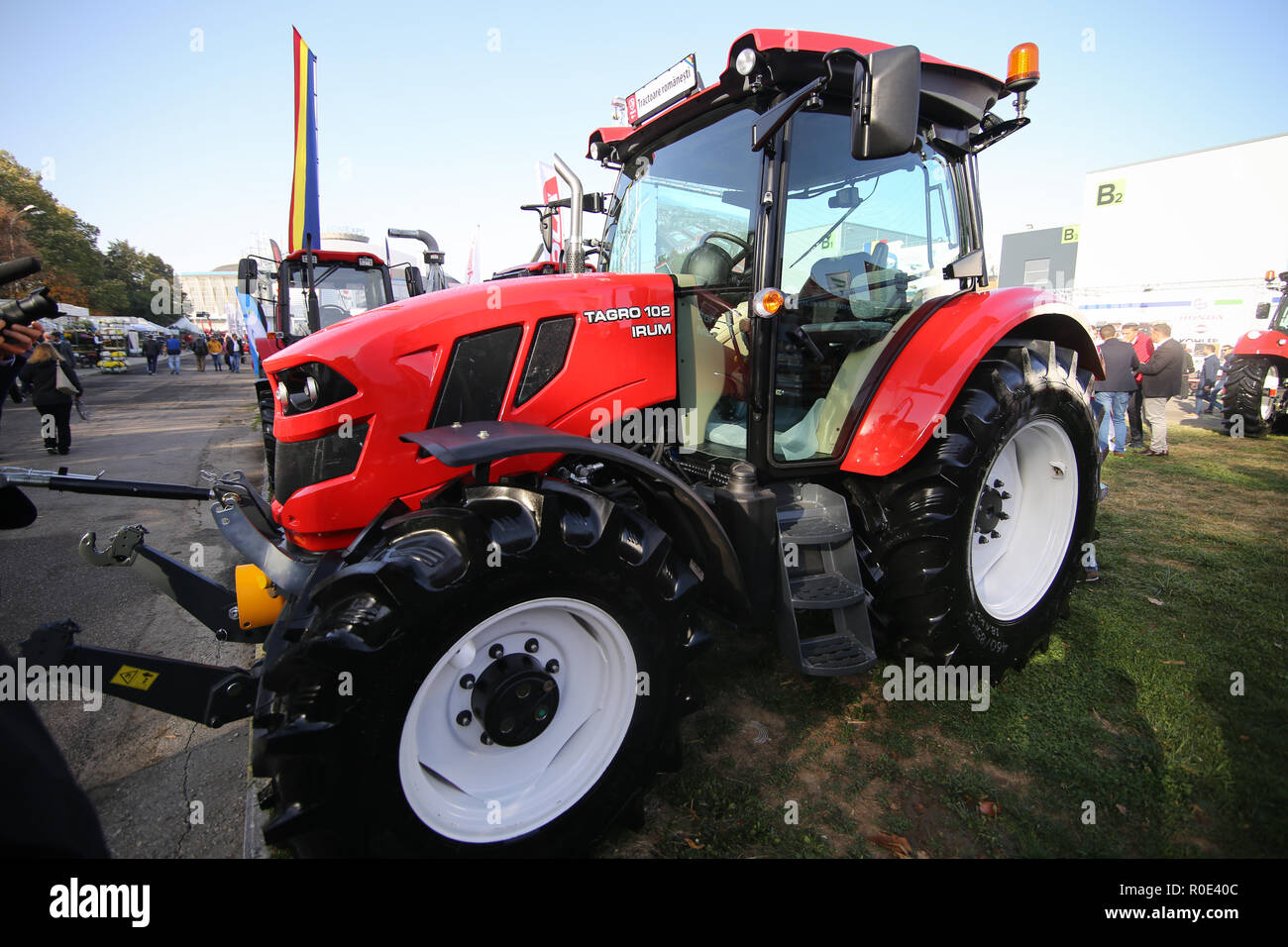 Bucarest, Romania - 31 Ottobre 2018: romeno IRUM azienda Tagro del trattore sul display a una fiera. È il primo interamente romeno trattore costruito in y Foto Stock