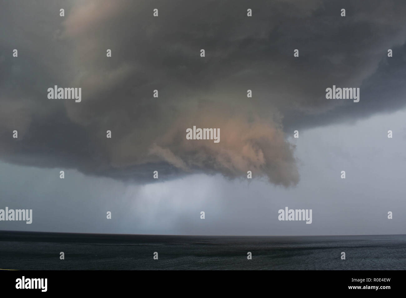 Drammatica Cielo e nubi al giorno tempestoso mare/ nuvole piove sul mare Foto Stock