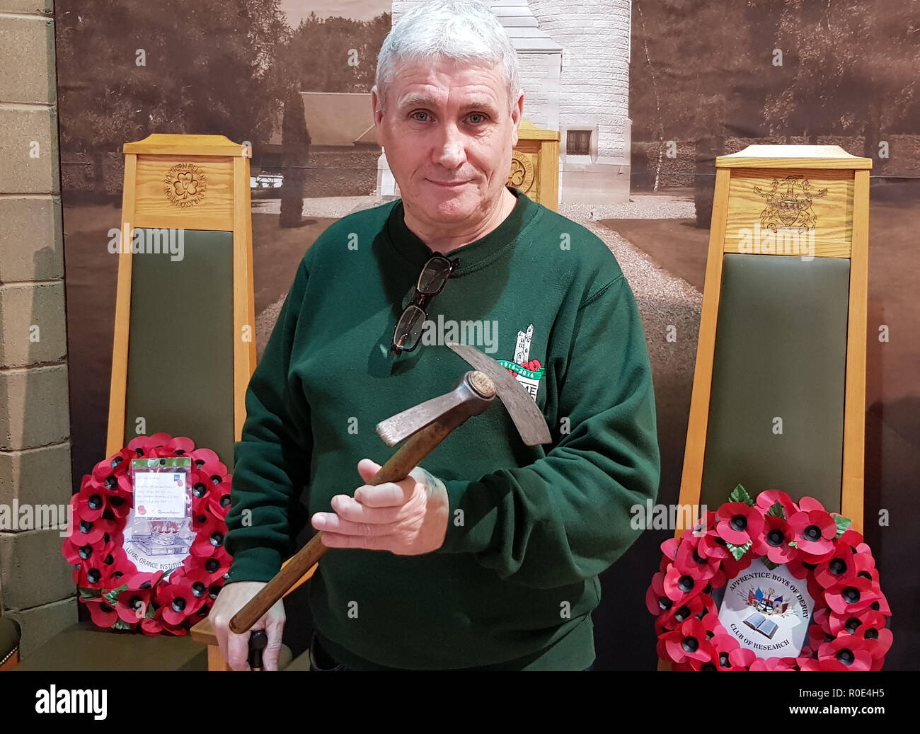 Un consolidamento strumento utilizzato dai soldati per scavare trincee durante la Prima Guerra Mondiale, di proprietà di Austin Cheevers (nella foto), da Killyleagh, il cui nonno, David Watson, a sinistra la vanga dietro mentre home in congedo. Foto Stock