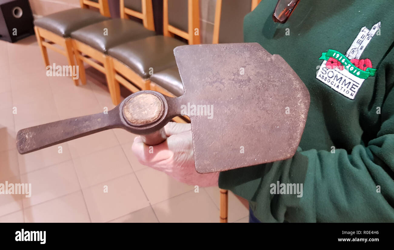 Un consolidamento strumento utilizzato dai soldati per scavare trincee durante la Prima Guerra Mondiale, di proprietà di Austin Cheevers, da Killyleagh, il cui nonno, David Watson, a sinistra la vanga dietro mentre home in congedo. Foto Stock