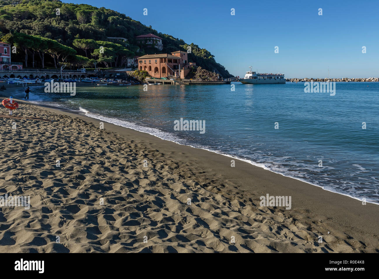 La spiaggia di Levanto illuminata dal sole di mattina in un momento di tranquillità, Liguria, Italia Foto Stock
