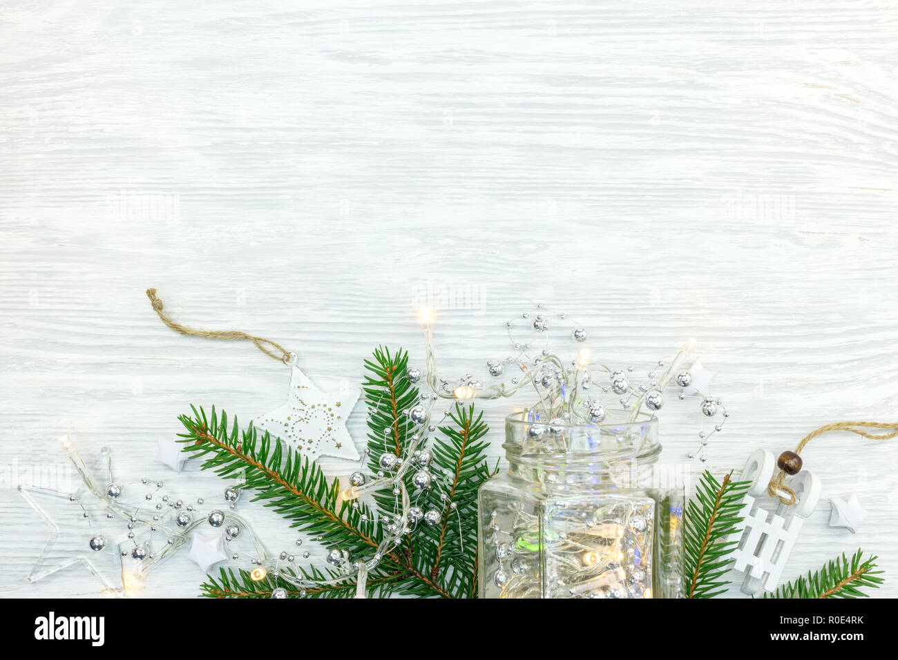 Albero di natale decorazioni e abete verde sul ramo di legno bianco sfondo rustico Foto Stock