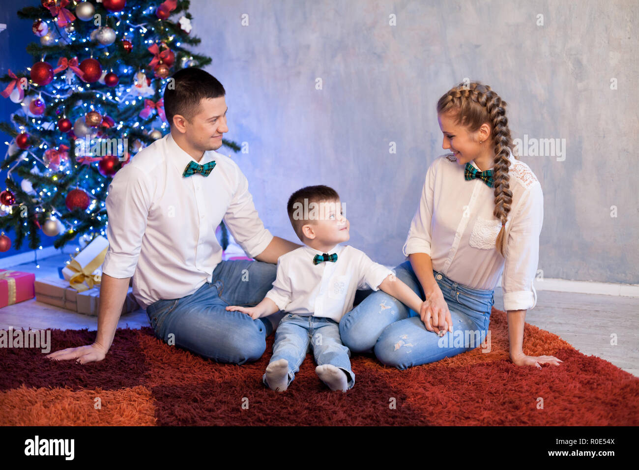 Regali Di Natale Per Mamma E Papa.Mamma E Papa Di Un Ragazzino Aprire I Regali Di Natale Per Il Nuovo Anno Foto Stock Alamy