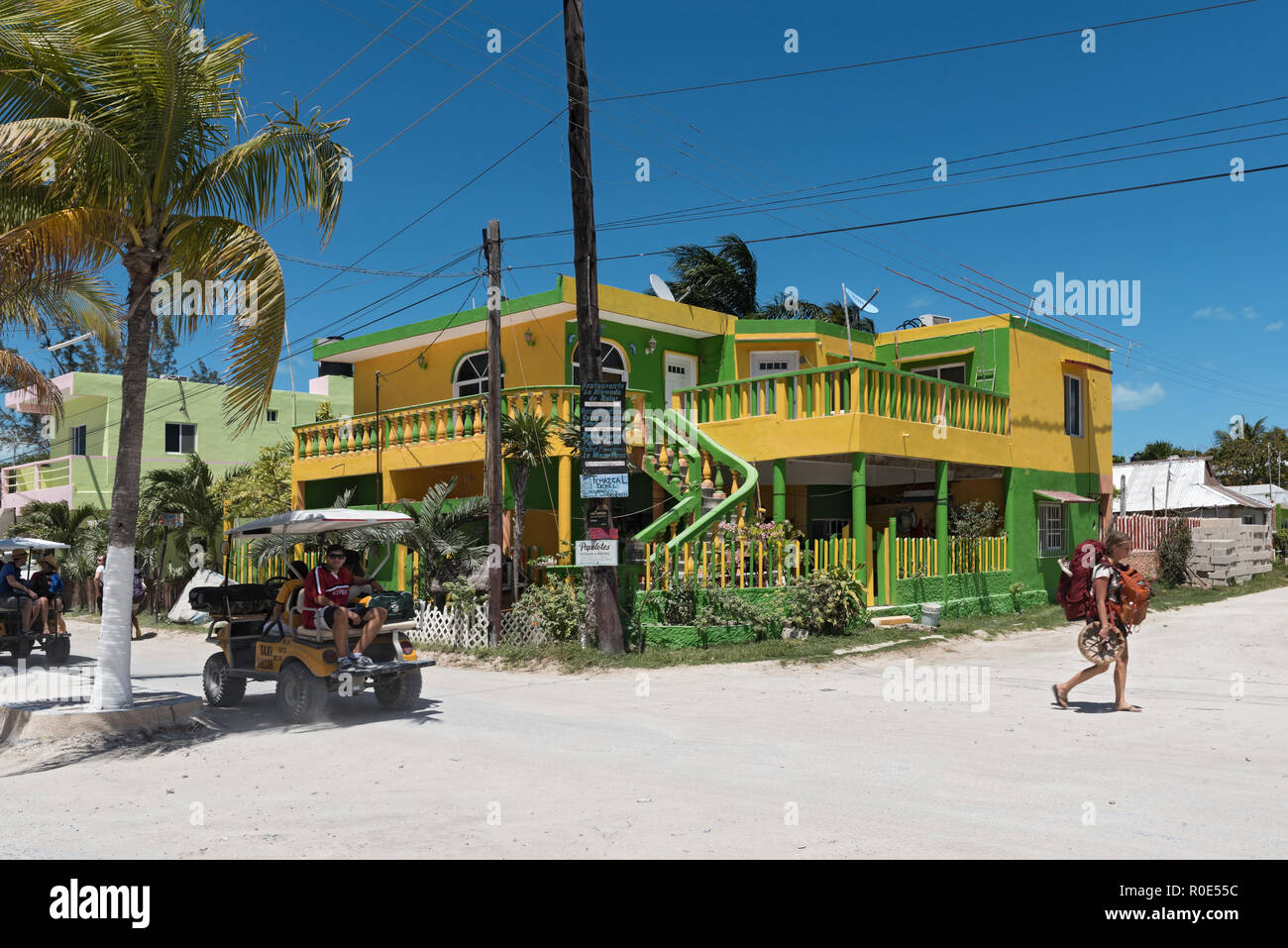 Strada di sabbia con i turisti e le bancarelle sull'isola di Holbox, Quintana Roo MEXICO situato nel nord della penisola dello Yucatan. Foto Stock