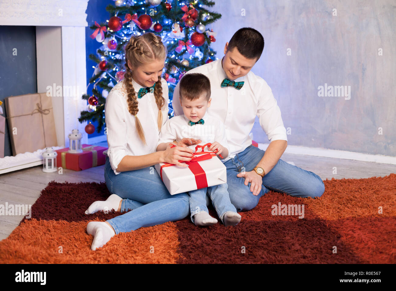 Regali Di Natale Mamma E Papa.Mamma E Papa Di Un Ragazzino Aprire I Regali Di Natale Per Il Nuovo Anno Foto Stock Alamy