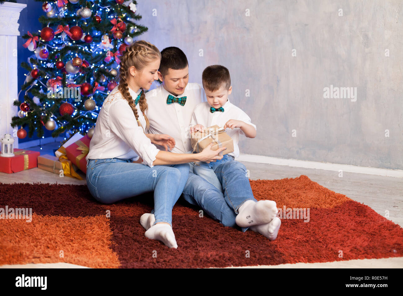 Regali Di Natale Papa.Mamma E Papa Di Un Ragazzino Aprire I Regali Di Natale Per Il Nuovo Anno Foto Stock Alamy