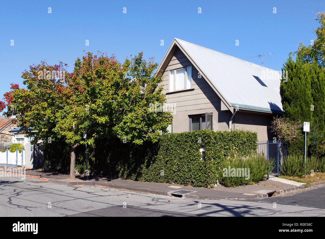 Melbourne, Australia: 04 Aprile 2018: staccato di casa in stile chalet su un angolo plot in St Kilda - Melbourne Foto Stock