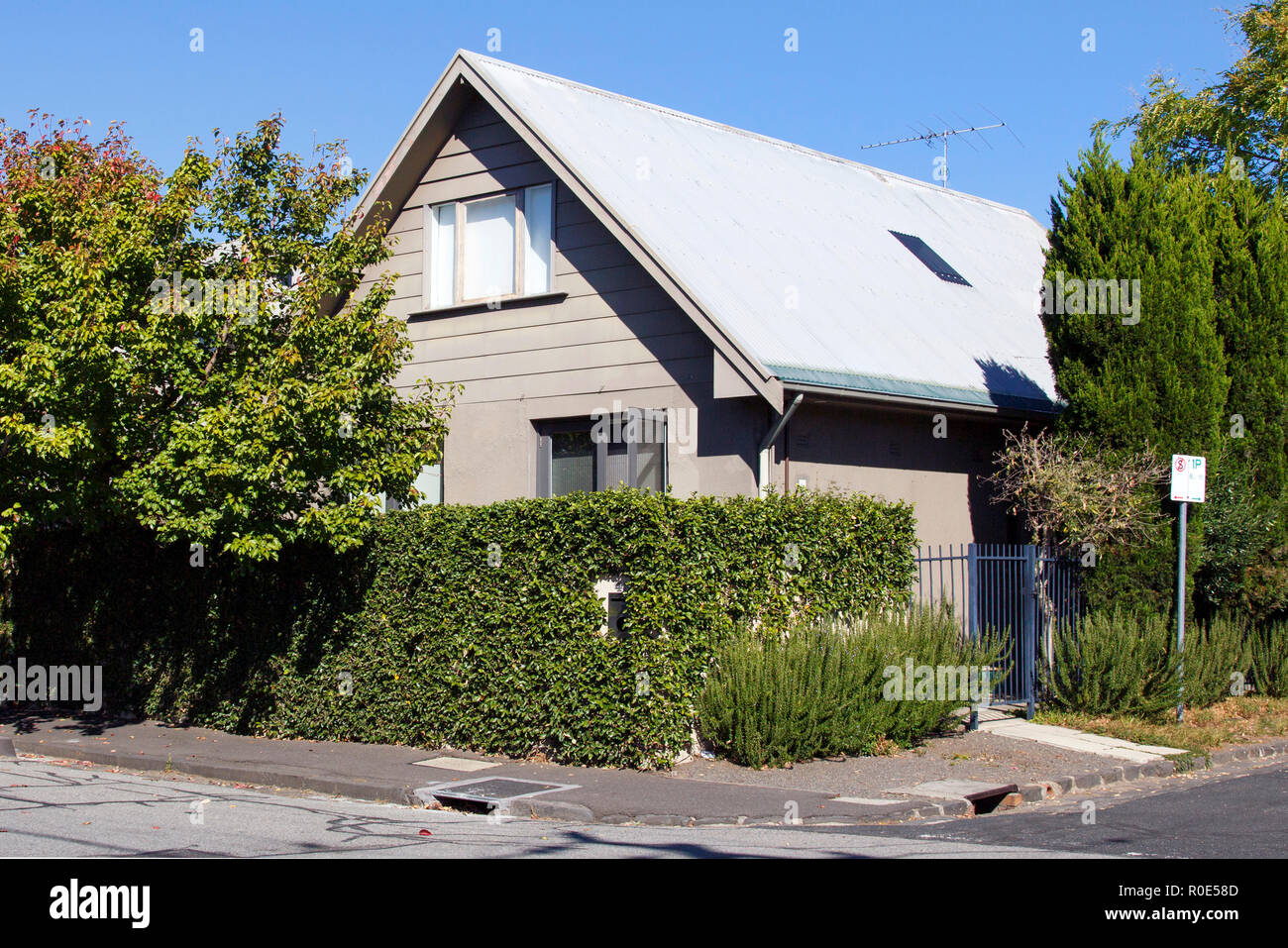 Melbourne, Australia: 04 Aprile 2018: staccato di casa in stile chalet su un angolo plot in St Kilda - Melbourne Foto Stock