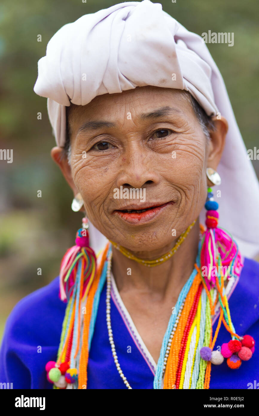 MAE KLANG LUANG, Tailandia - 18 Febbraio 2017 : Ritratto di una tribù Karen donna che indossa gli abiti tradizionali del Mae Klang Luang village vicino a Chiang Foto Stock