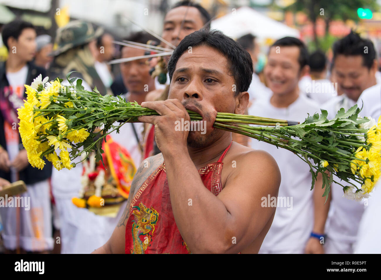 Città di Phuket, Thailandia, Ottobre 06, 2016 : devoto piercing extreme street processione durante la taoista festival vegetariano di nove imperatore dèi nel Foto Stock