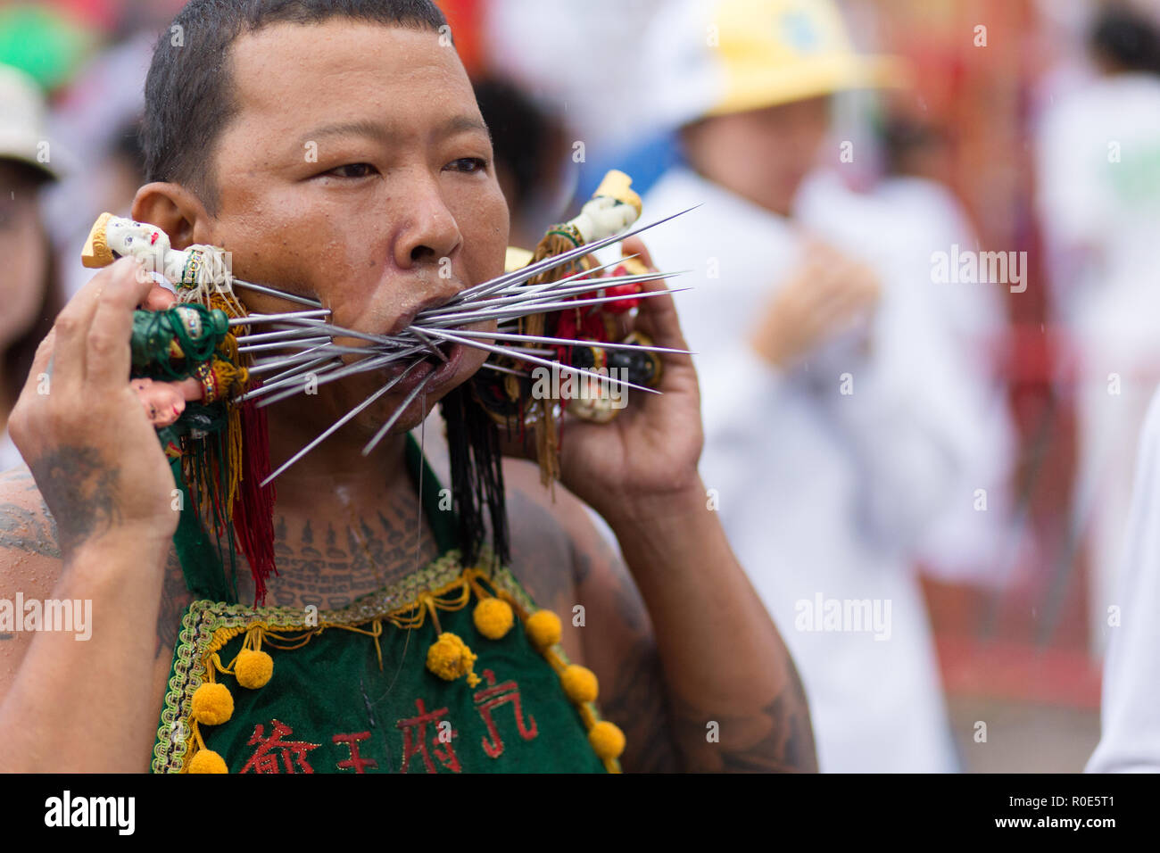 Città di Phuket, Thailandia, Ottobre 06, 2016 : devoto piercing extreme street processione durante la taoista festival vegetariano di nove imperatore dèi nel Foto Stock