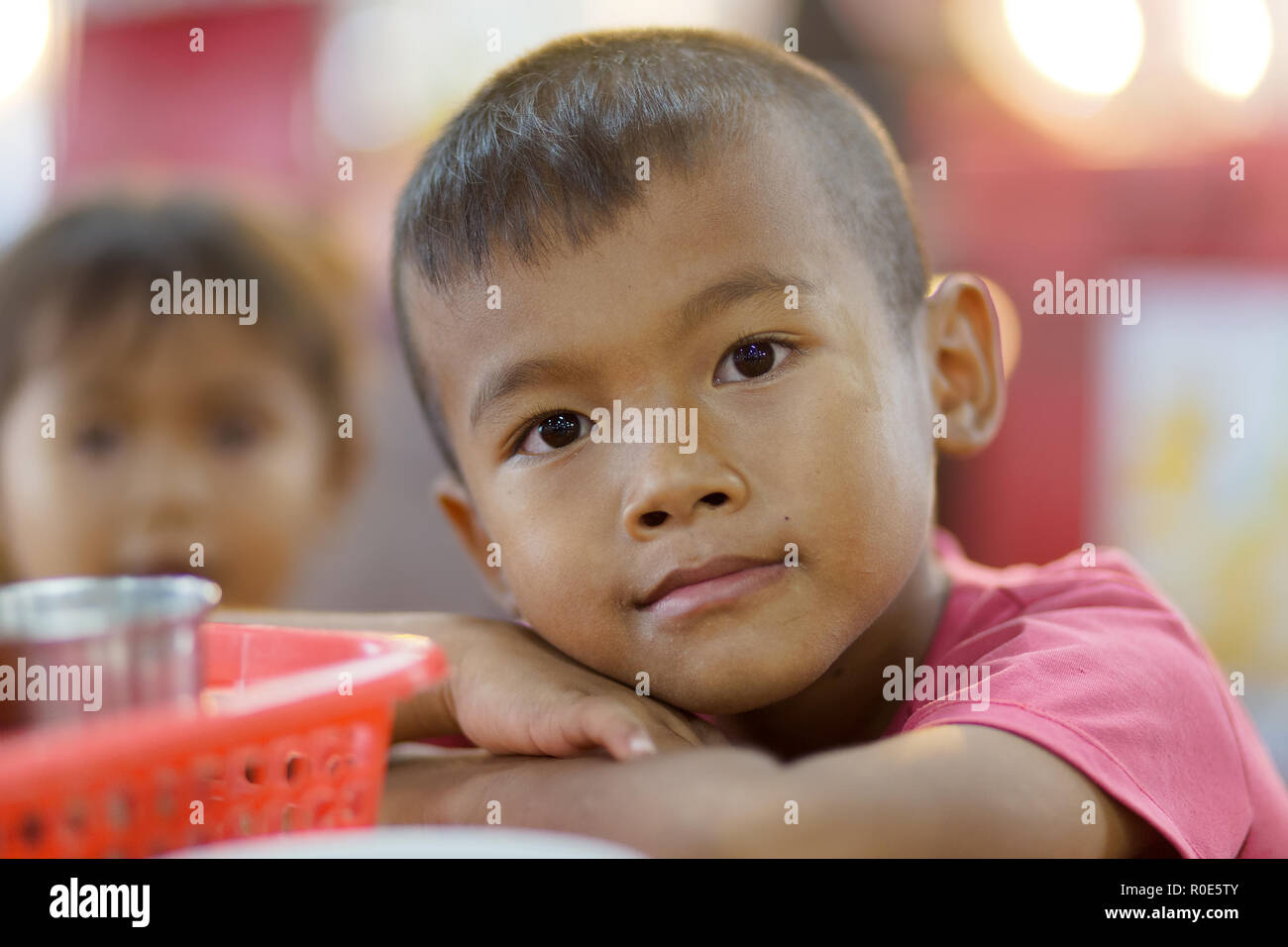 SHIRA THANI, Thailandia, 28 settembre 2016 : un timido ragazzino è in posa al mercato notturno di Shira Thani, Isaan ,Thailandia Foto Stock