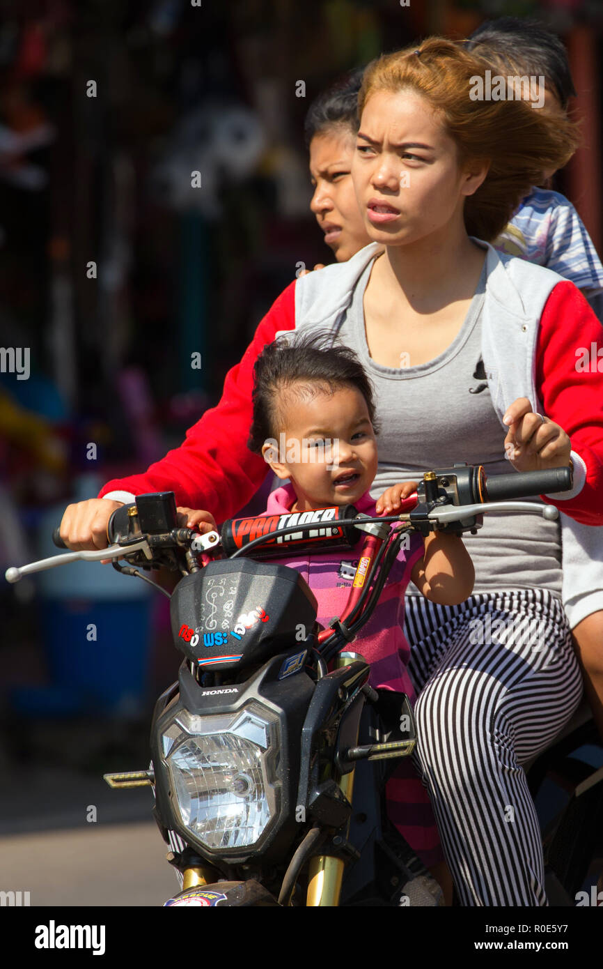 THONG PHA PHUM, Thailandia, 23 gennaio 2016 : Tre adulti e un bambino sono a cavallo di uno scooter senza casco di protezione in strada di Thong Pha Phum, Foto Stock