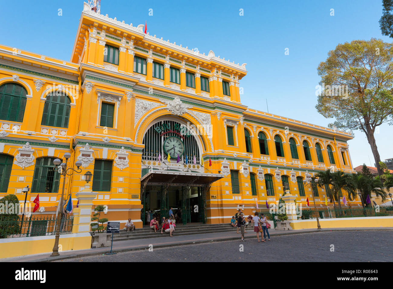HO CHI MINH, Vietnam, 25 Febbraio 2015 : ampia vista sulla centrale di stile coloniale Francese post office con i turisti nella città di Ho Chi Minh (Saigon), Viet Foto Stock
