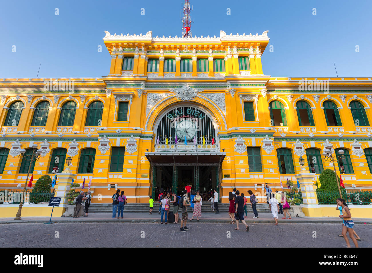 HO CHI MINH, Vietnam, 25 Febbraio 2015 : vista anteriore sulla centrale di stile coloniale Francese post office con i turisti nella città di Ho Chi Minh (Saigon), Viet Foto Stock