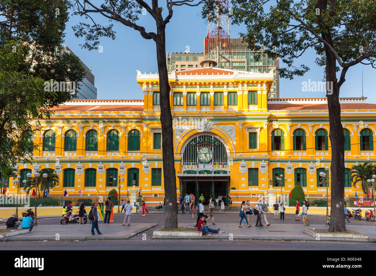 HO CHI MINH, Vietnam, 25 Febbraio 2015 : ampia vista sulla centrale di stile coloniale Francese post office con i turisti nella città di Ho Chi Minh (Saigon), Viet Foto Stock