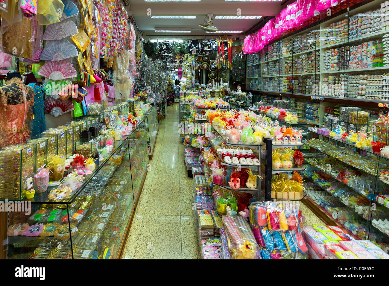 BANGKOK, Thailandia, 18 Febbraio 2015 : Vista dentro un generale negozio cinese pieno di vari animali nel quartiere di Chinatown di Bangkok, Thailandia Foto Stock