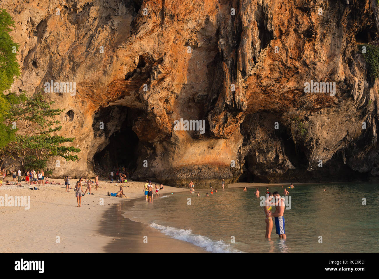 PHRA Nang Beach, Thailandia, 10 Febbraio 2015 : Un paio è baciare e altri turisti sono il nuoto sulla bellissima spiaggia di Phra Nang in Krabi Foto Stock