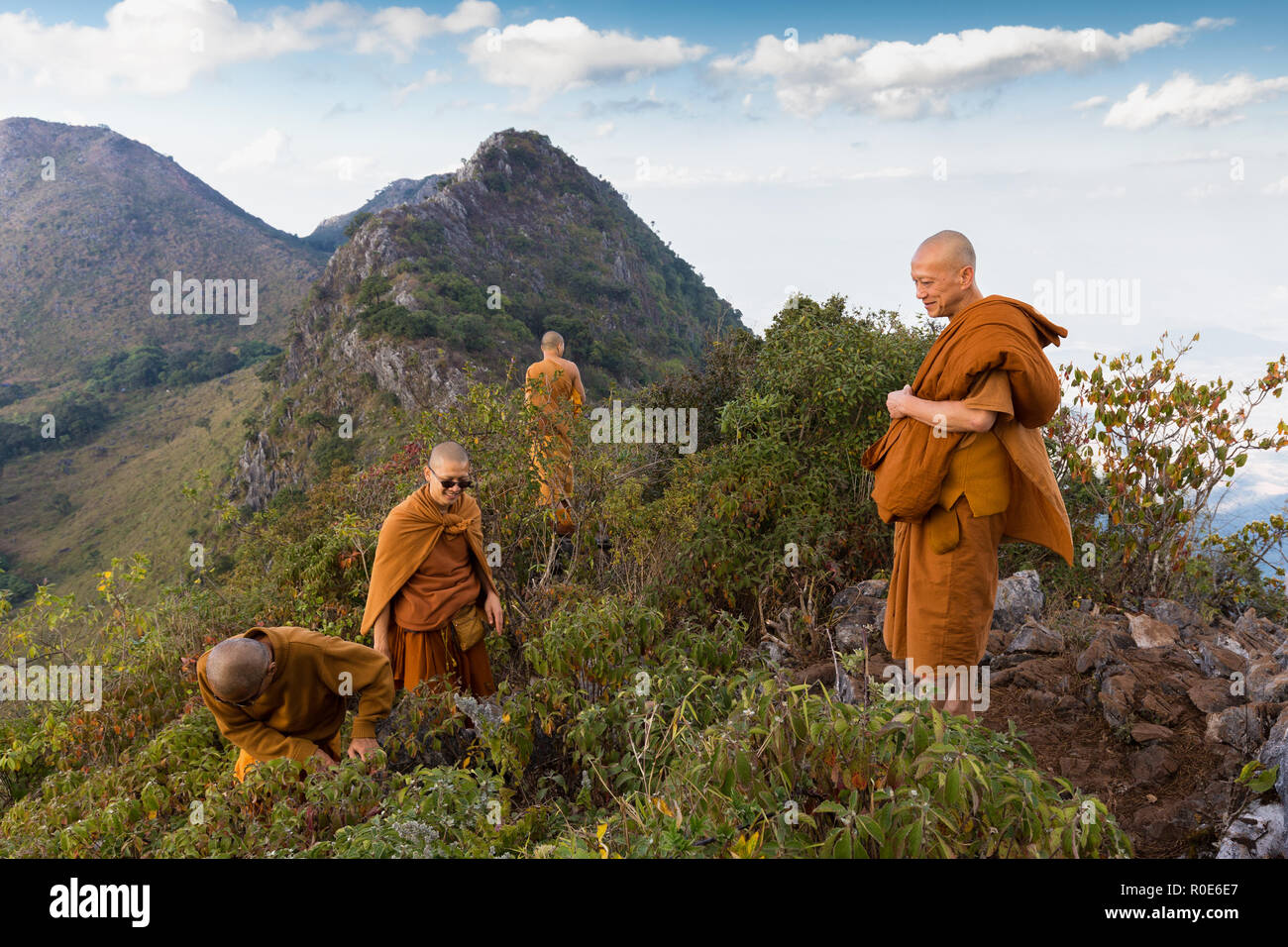 CHIANG DAO, Thailandia, 05 gennaio 2015: un gruppo di monaci buddisti è in piedi in cima alle Chiang Dao mount al tramonto per il nuovo anno in Thailandia. Foto Stock