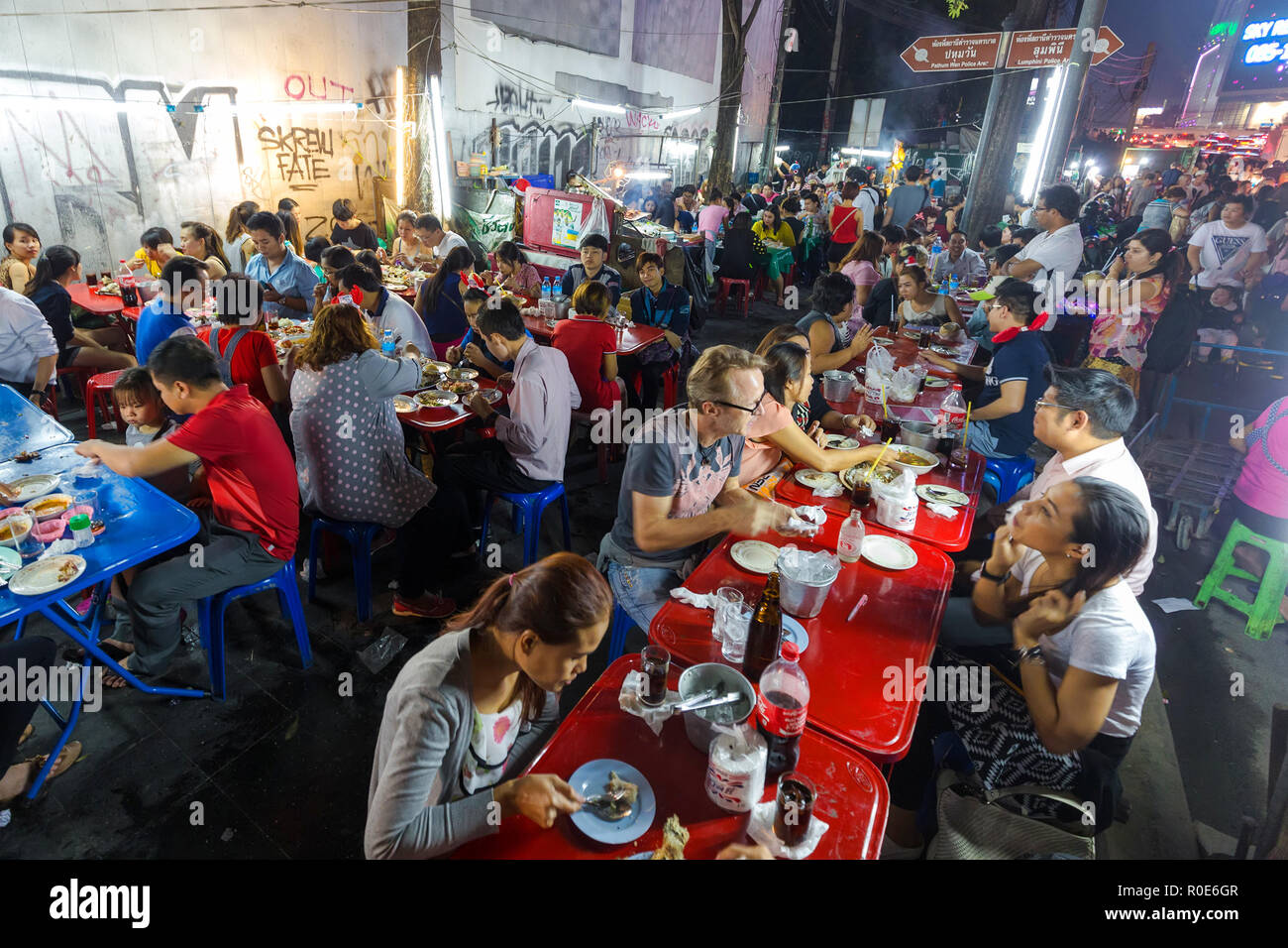 BANGKOK, Thailandia, dicembre 25, 2014 : molti clienti stanno mangiando pesce tradizionale in un famoso ristorante di strada nel centrale quartiere del mondo in Ba Foto Stock