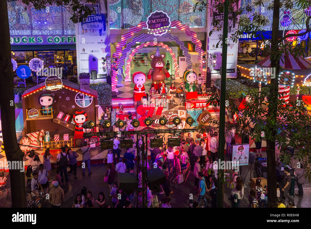 BANGKOK, Thailandia, dicembre 25, 2014: vista su un Natale spettacolo di strada vicino a Ploen chit BTS Station a Bangkok, in Thailandia. Foto Stock