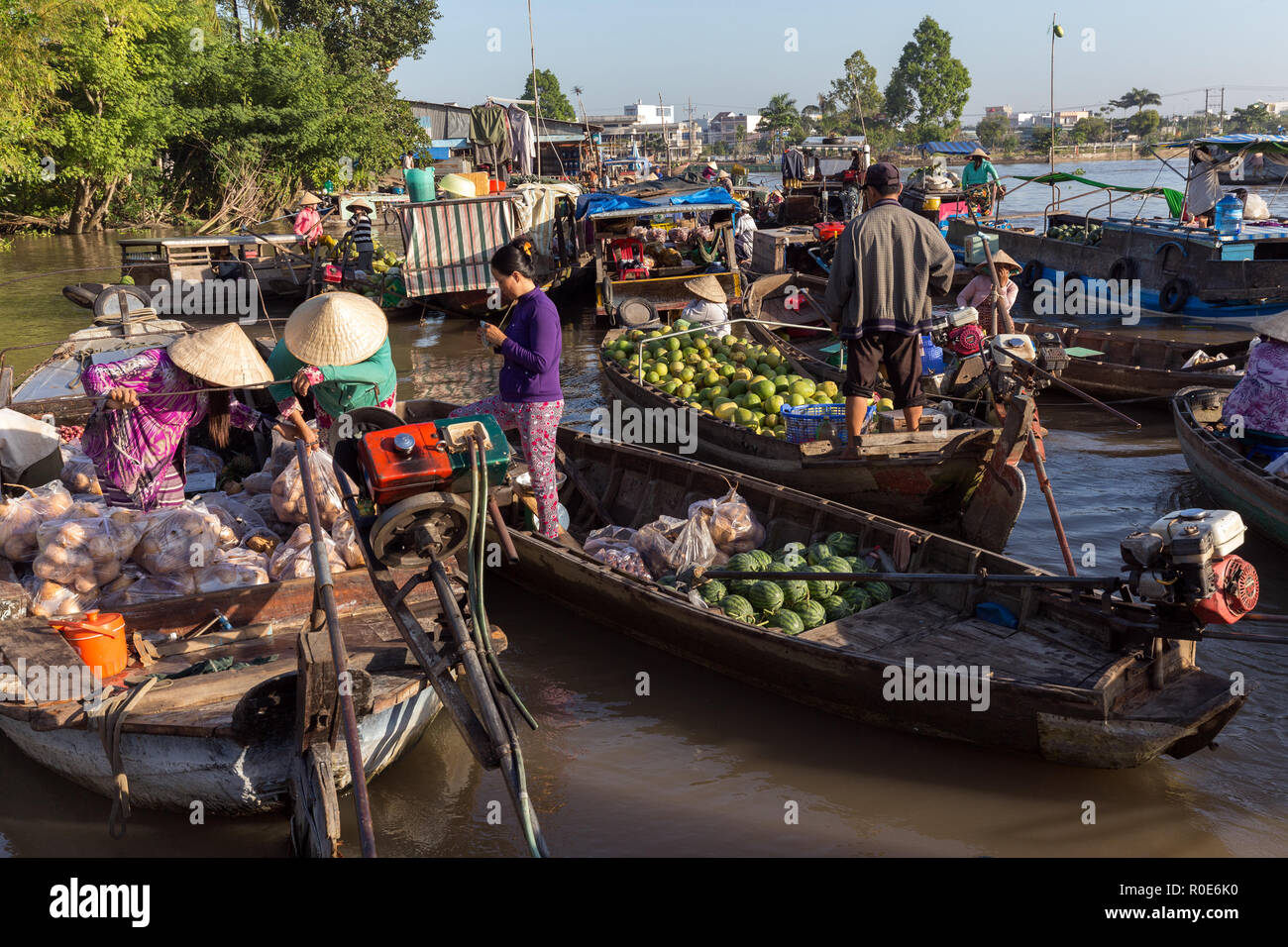 CAN THO, Vietnam, dicembre 12, 2014:attività quotidiana al Phong Dien mercato galleggiante sul fiume Mekong a Can Tho city, Vietnam. Foto Stock