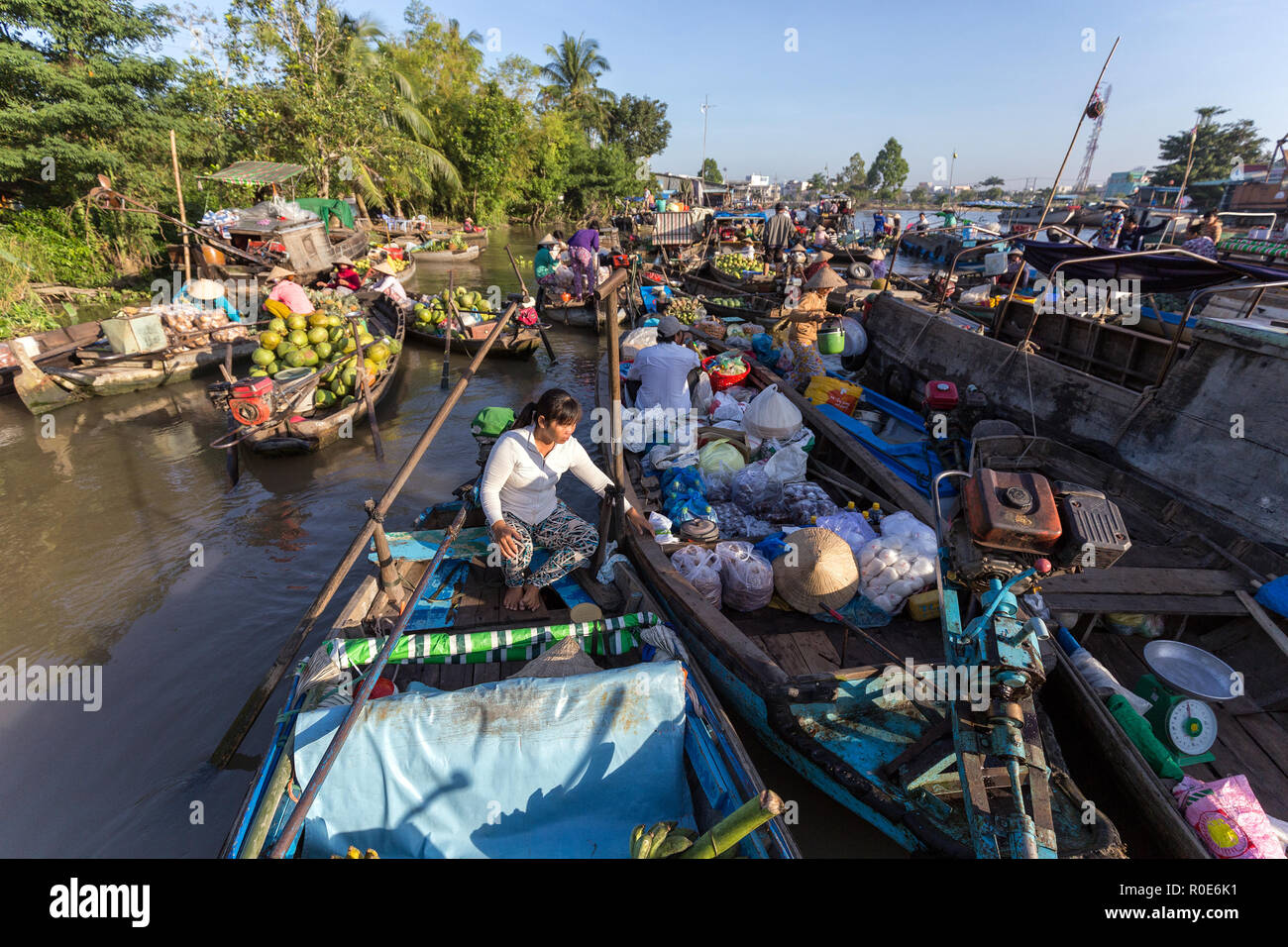 CAN THO, Vietnam, dicembre 12, 2014:attività quotidiana al Phong Dien mercato galleggiante sul fiume Mekong a Can Tho city, Vietnam. Foto Stock
