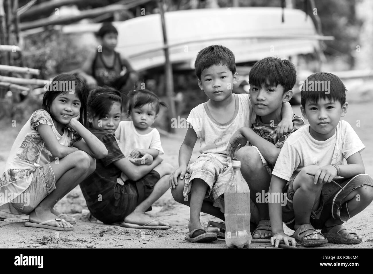 EL NIDO, Filippine, gennaio 11 :Filippino seduta per bambini in un villaggio di poveri in El Nido, isola di Palawan, Filippine, il 11 gennaio, 2014 Foto Stock