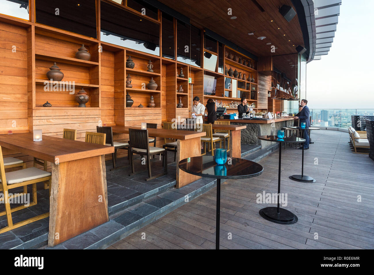 BANGKOK, Thailandia - Nov 29, 2013: la terrazza di ottava Bar sul tetto a Bangkok, in Thailandia. L'ottava barra è situato in Thong Lor quartiere vicino suk Foto Stock