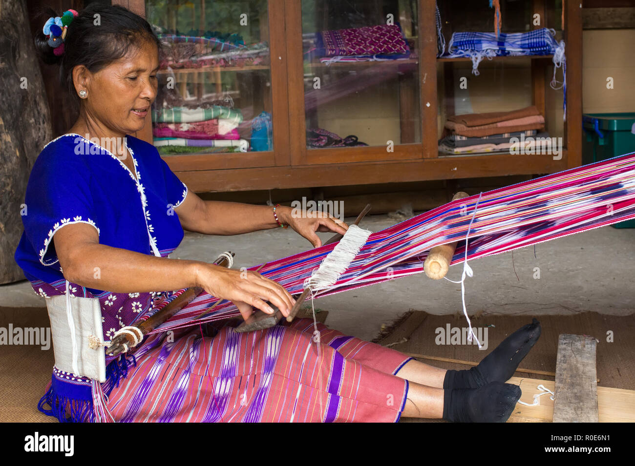 MAE KLANG LUANG, Thailandia, luglio 17, 2013: una donna da una minoranza Karen tribù è la tessitura di cotone con un utensile tradizionale nel villaggio di Mae Klang Lu Foto Stock