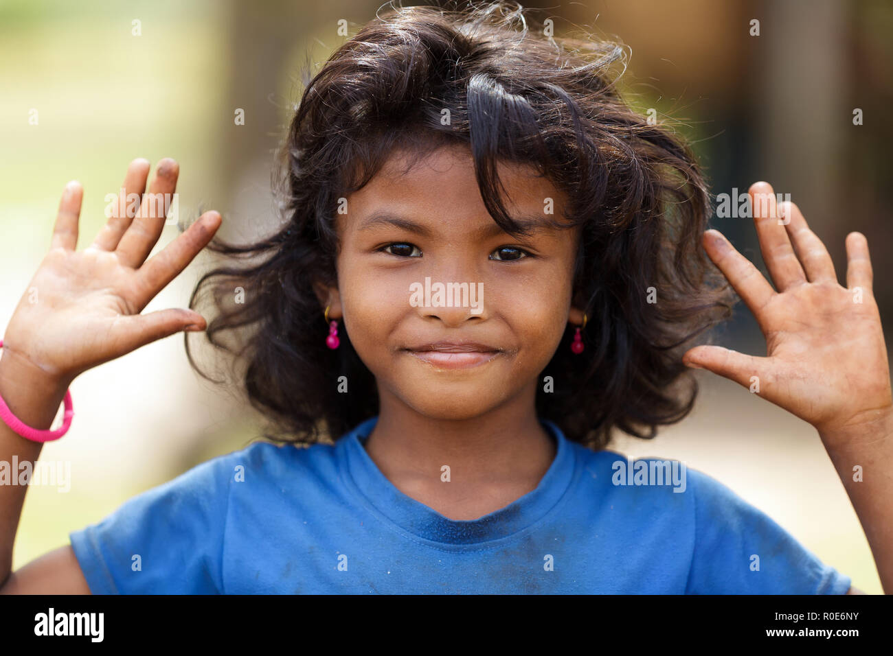 SIEM REAP, Cambogia, Dicembre 04 : cambogiano di bambina ritratto in un villaggio nei pressi di Siem Reap, Cambogia sul dicembre 04, 2012 Foto Stock