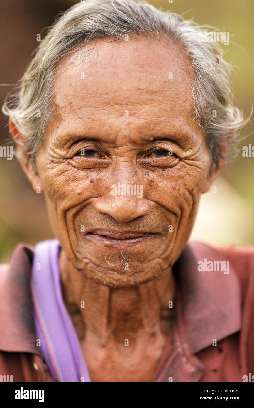 UMPHANG, Thailandia, 30 novembre : vicino ritratto di un anziano della tribù Karen uomo, Tailandese di etnia, nei pressi del villaggio di Umphang, a nord della Thailandia a novembre Foto Stock