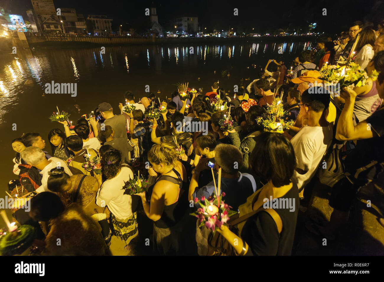 CHIANGMAI THAILANDIA novembre 28 : il popolo Thai rilasciando offerte flottante in Loy Krathong e Yi Peng Festival il 28 novembre 2012, Chiangmai Thail Foto Stock