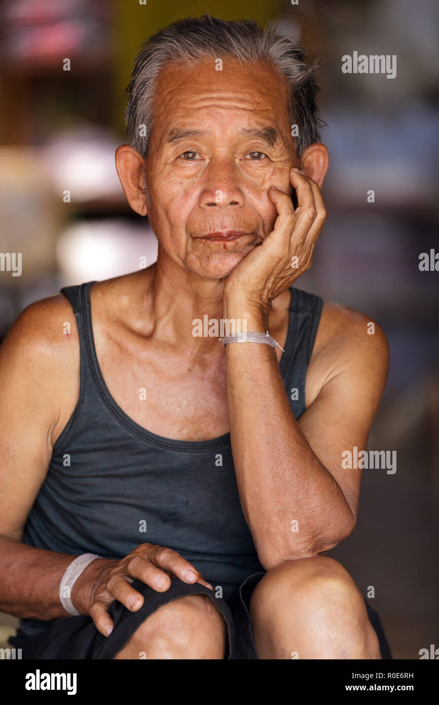 BAM MUANG PAM, Thailandia, 22 novembre : vicino ritratto di un vecchio tribù Karen uomo, Tailandese di etnia, nel villaggio di Bam Muang Pam, a nord della Thailandia su N Foto Stock
