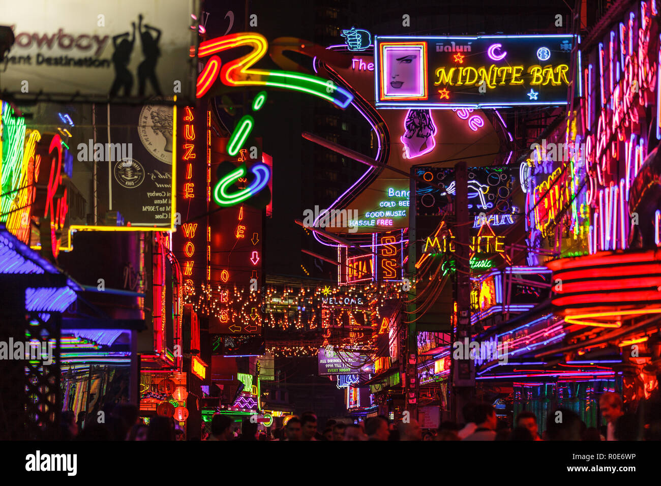 BANGKOK, Thailandia, 31 gennaio 2012: vista sulle luci al neon colorate illuminazioni riempiendo il Soi Cowboy street nella Red Entertainment District di Nana in Ba Foto Stock
