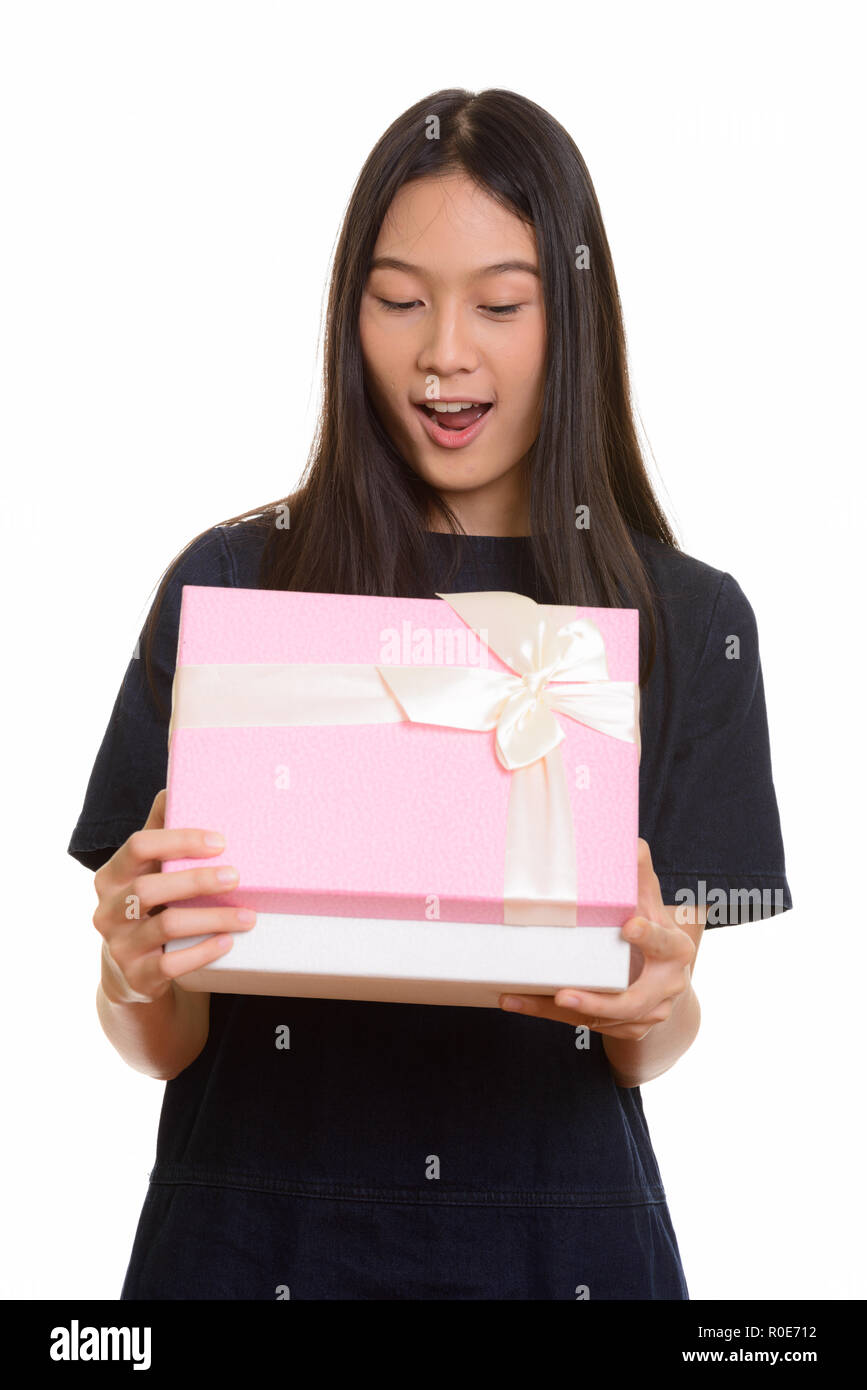 Sorpreso bella asiatica ragazza adolescente apertura confezione regalo Foto Stock