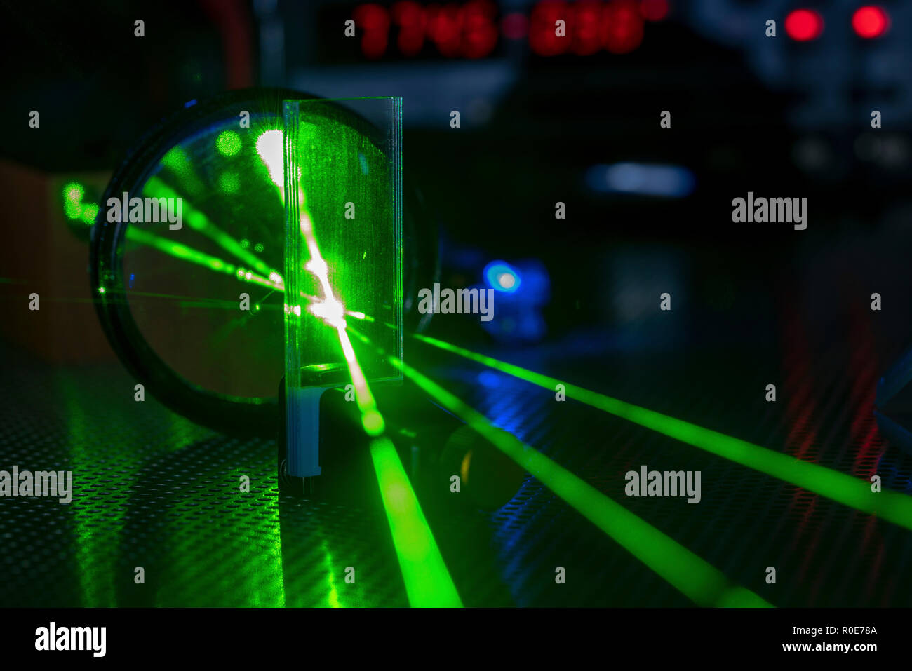 Esperimento di laser nel laboratorio di fotonica. Foto Stock